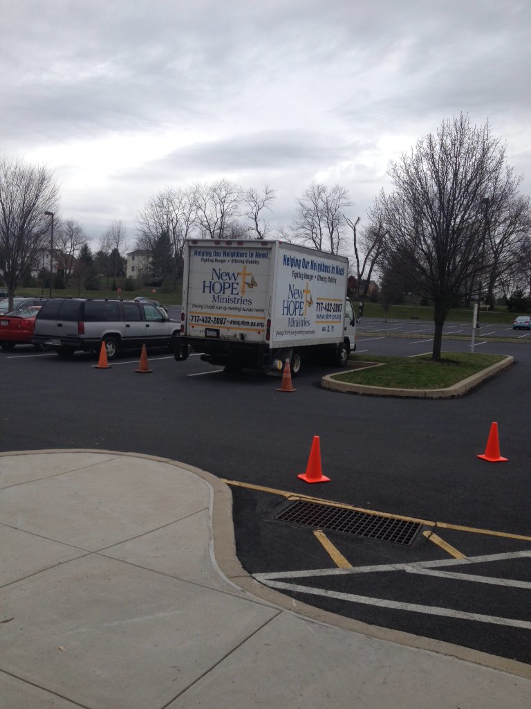 RachelEEdwards's tweet photo. @NewHopeHelps truck is here to pick up canned food donated by #FMSCMbg volunteers! https://t.co/agZjV9Otqp