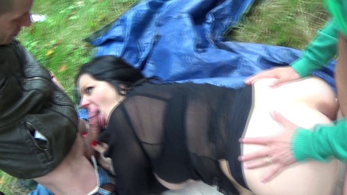 la bella e troia pamela con due cazzi.....preparatevi porcelli... https://t.co/wdJsmTuVlK