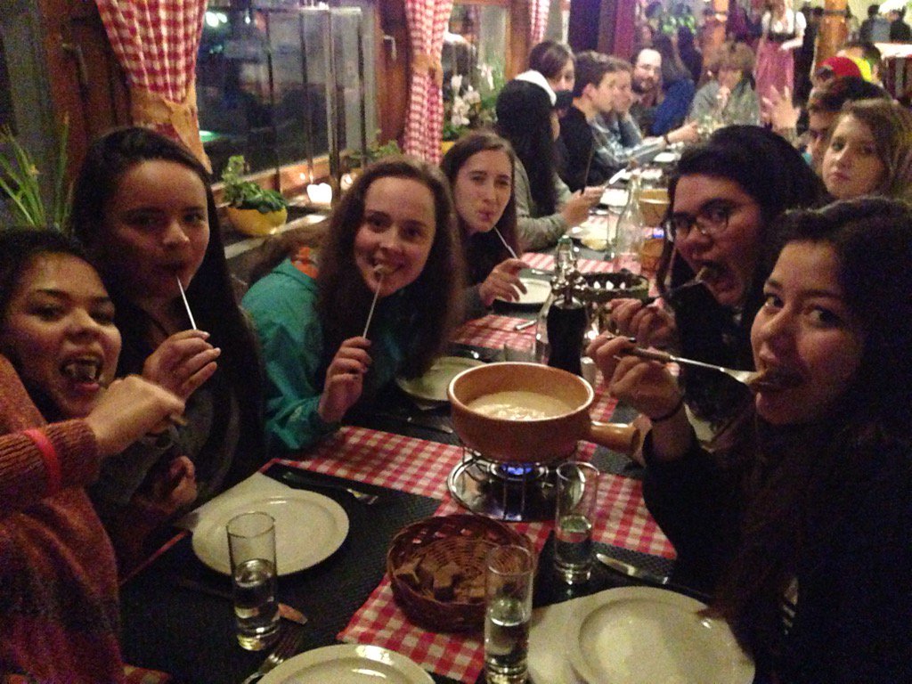mserurier's tweet photo. L'école Boréale s'amuse en Suisse #fonduefromage #folklore #plaisirgourmand https://t.co/zvF3ZV1k1m