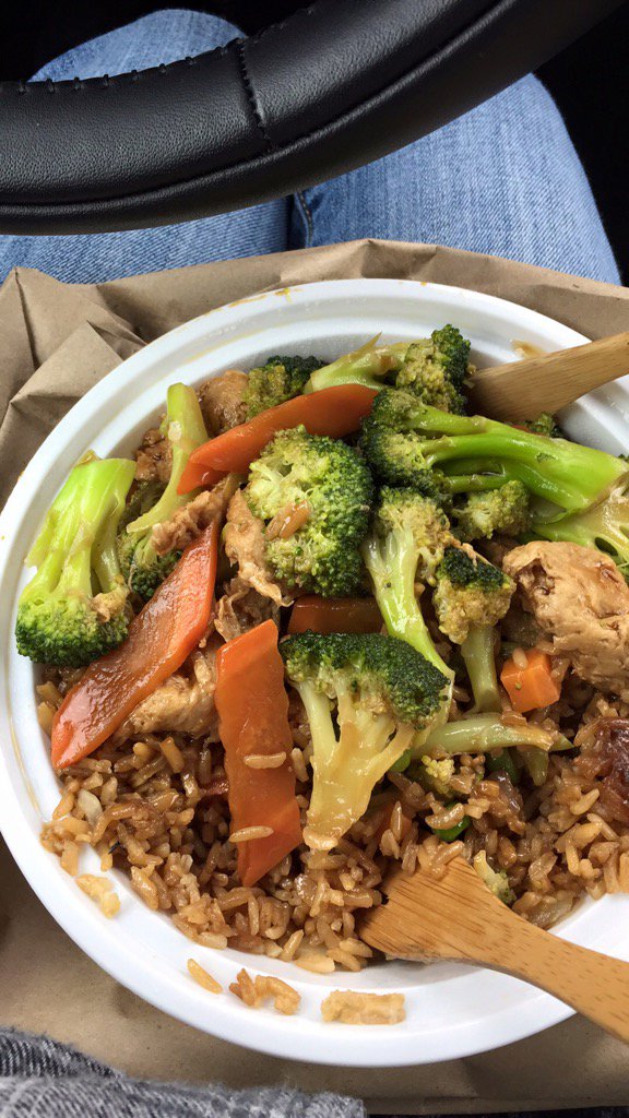 walklikeavegan's tweet photo. Running errands..#vegan chix & broccoli #EatingInMyCar #whatveganseat https://t.co/8cv6dgJUqh https://t.co/tn1rVTSRpL