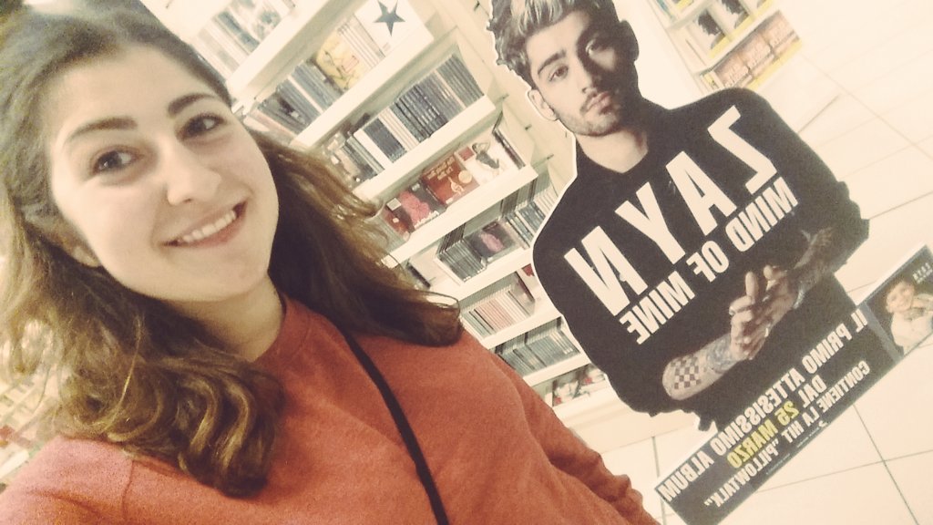 rapgiuls's tweet photo. #ZaynNoiCiSiamo @zaynmalik @zjmitalia @team_world #MindOfMe #Roma https://t.co/KHrdmm9jJ8