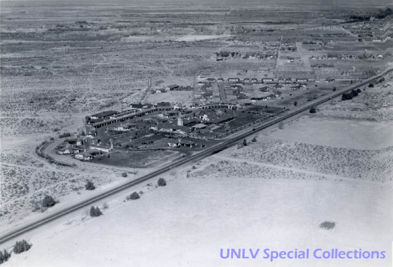 Sarahann8591's tweet photo. @GEO101SUNY Las Vegas strip before it became all that it is now. 1950's https://t.co/MWvscBZLfi