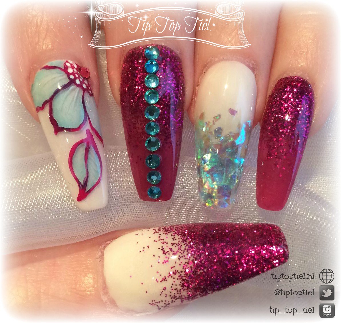 TipTopTiel's tweet photo. Een nieuwe vorm bij mezelf geprobeerd: Ballerina #nailart #naildesign #acrylicnails https://t.co/HEs4E9dbai