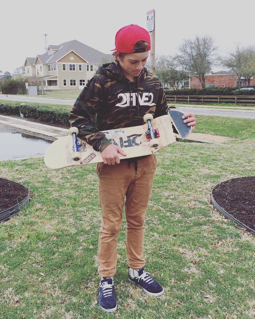 weskateboarder's tweet photo. jasperdean_ / "Dude I broke my board" 📸 - @obxdair 🇯🇵
#2five2 #team2five2 #team252 #252skateboards @rep2five2 @2fiv… https://t.co/3biQfeXjit