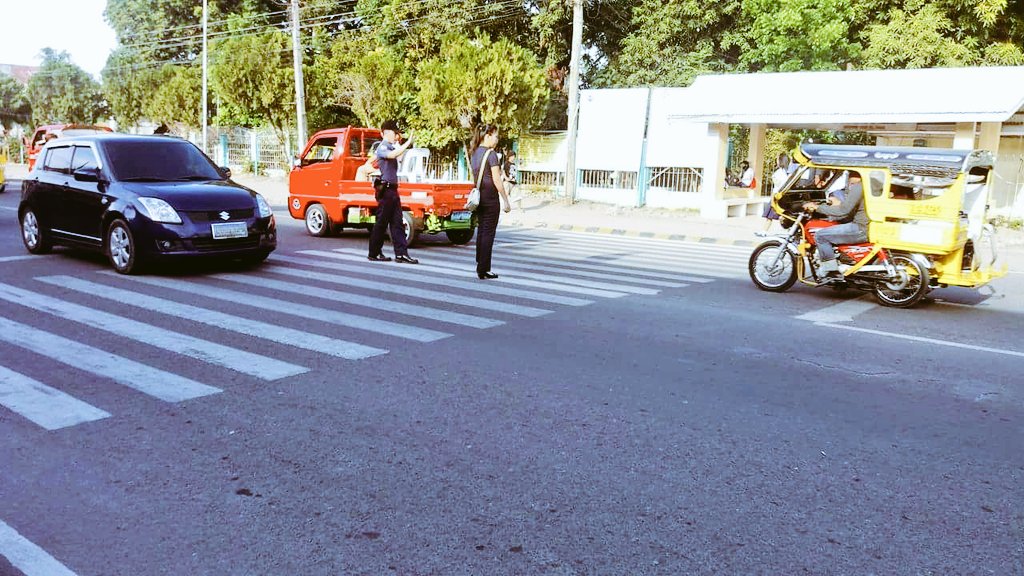 FTPDigosCityPS's tweet photo. Early Morning of 031716.. Team Digos conducted patrol outside DCCNHS and assisted pedestrian to cross the street. https://t.co/mB3OwwtiSF