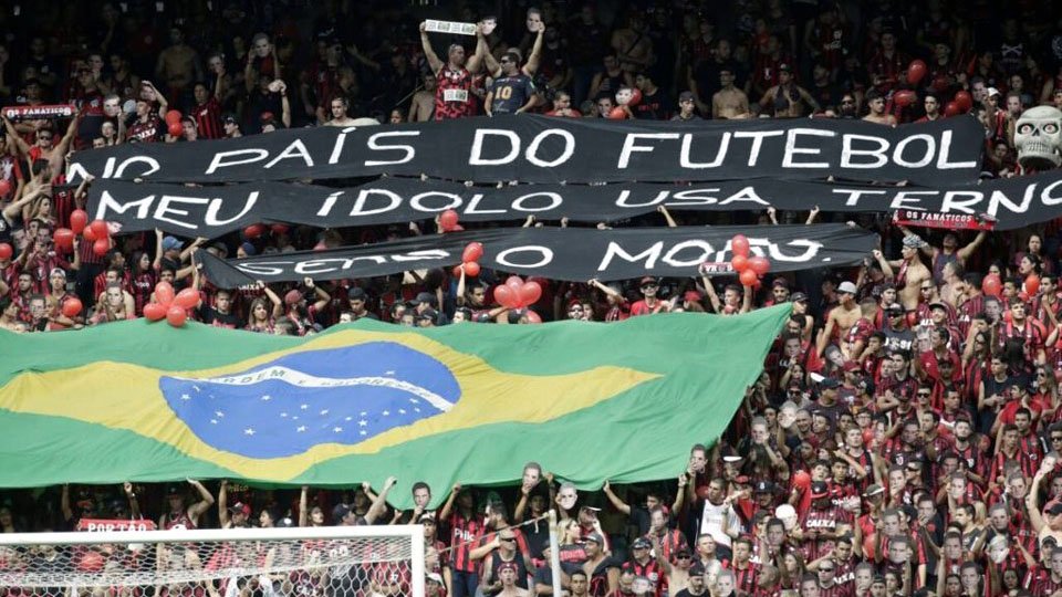 trivela's tweet photo. Atletiba na Arena da Baixada foi marcado por protestos contra governo e apoio a Moro https://t.co/JjF1iccKjN https://t.co/fensDmKD3y