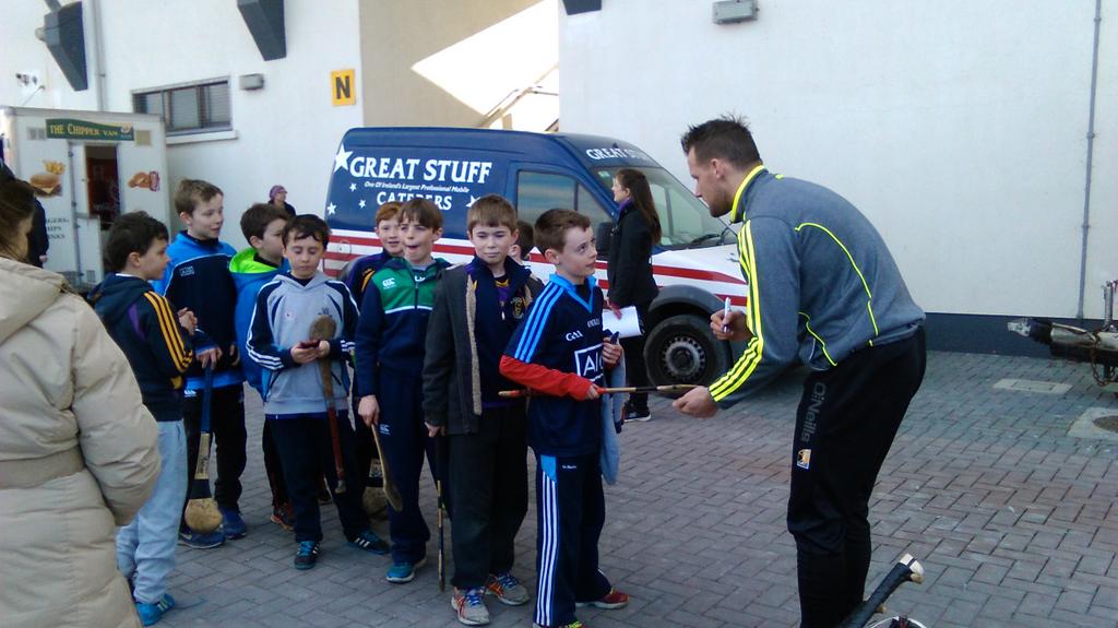 ShazMartinPhoto's tweet photo. Fair play to all the kids who lined up to make sure they all got their stuff signed fair play to  @MrJackieTee https://t.co/ek6kYSyN7j