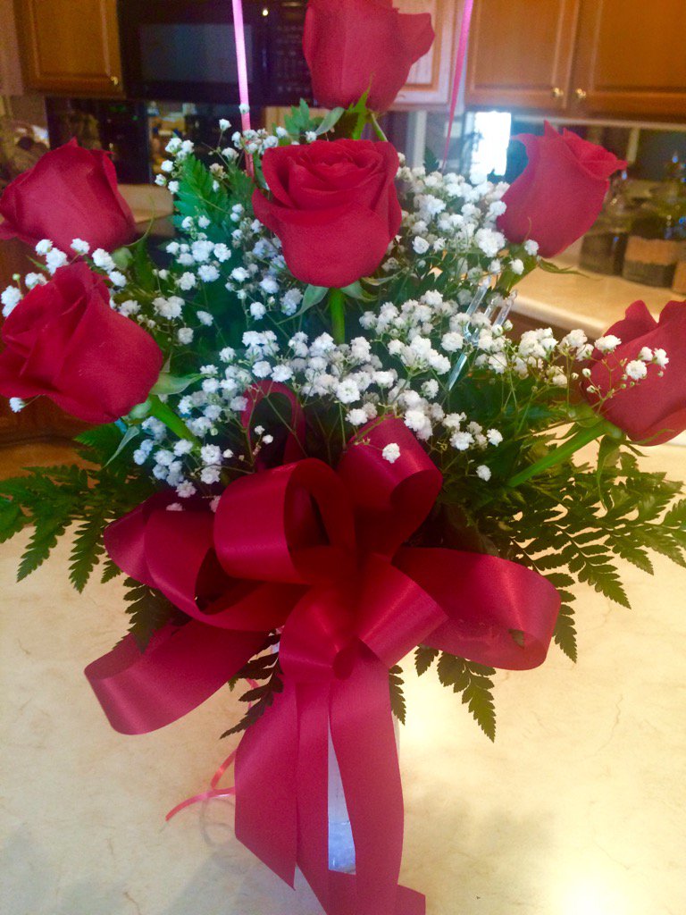 SusanStephens89's tweet photo. Roses from my sweet husband❤️ https://t.co/Rhbv0nWWV4