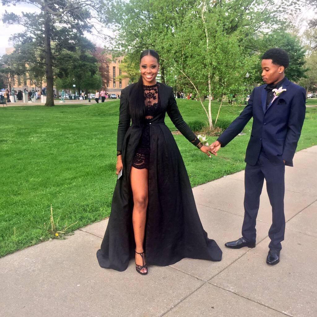 SlayPics's tweet photo. Ladies in Black 😍😍✨✨ geeeshhhh #prom2k16 #slaypics 💃🏽✨ https://t.co/1l9hmbBPGO