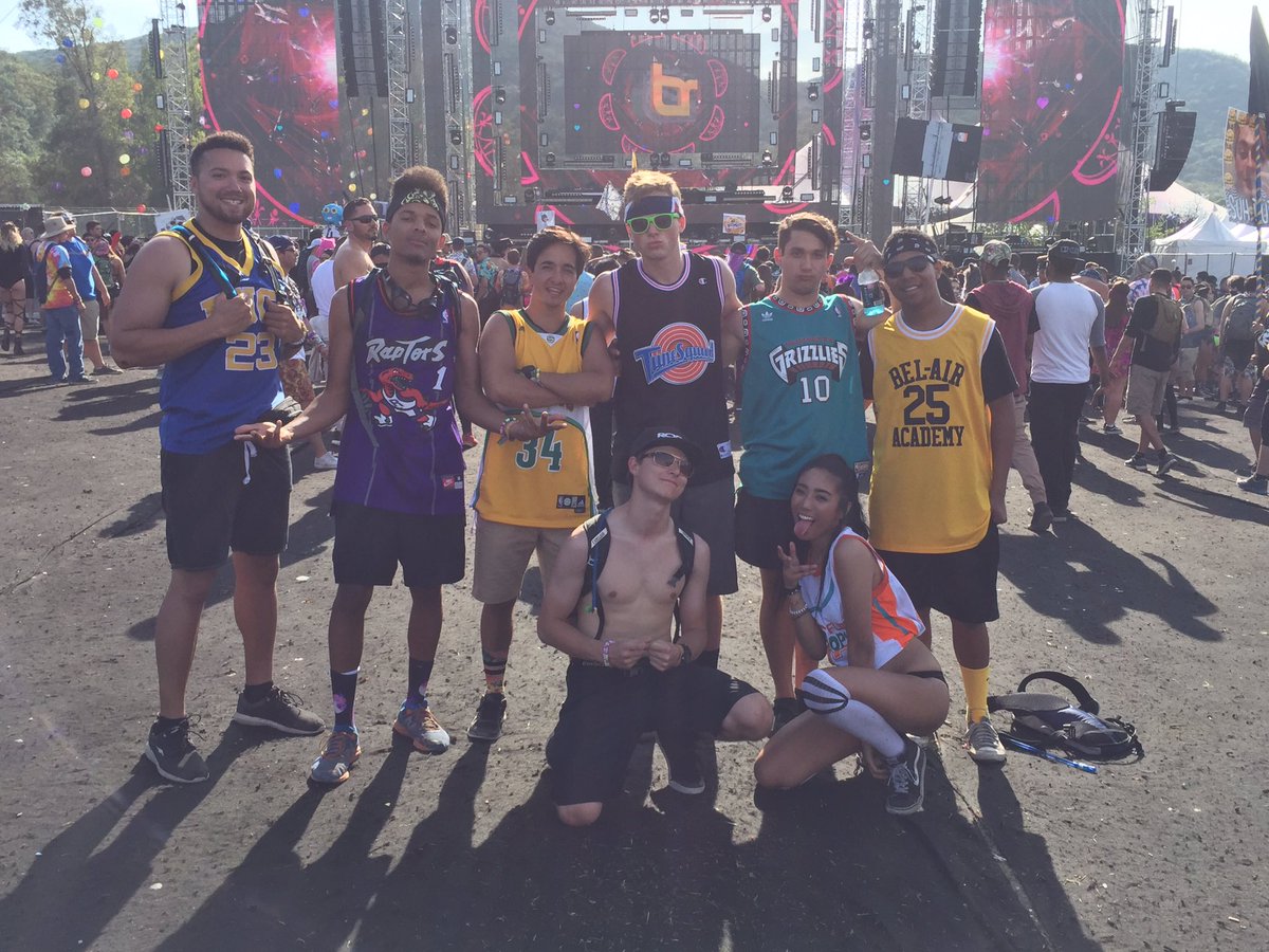 SuperChefKhalil's tweet photo. Couldn't as for better friends #gang https://t.co/qNydeAuBQb