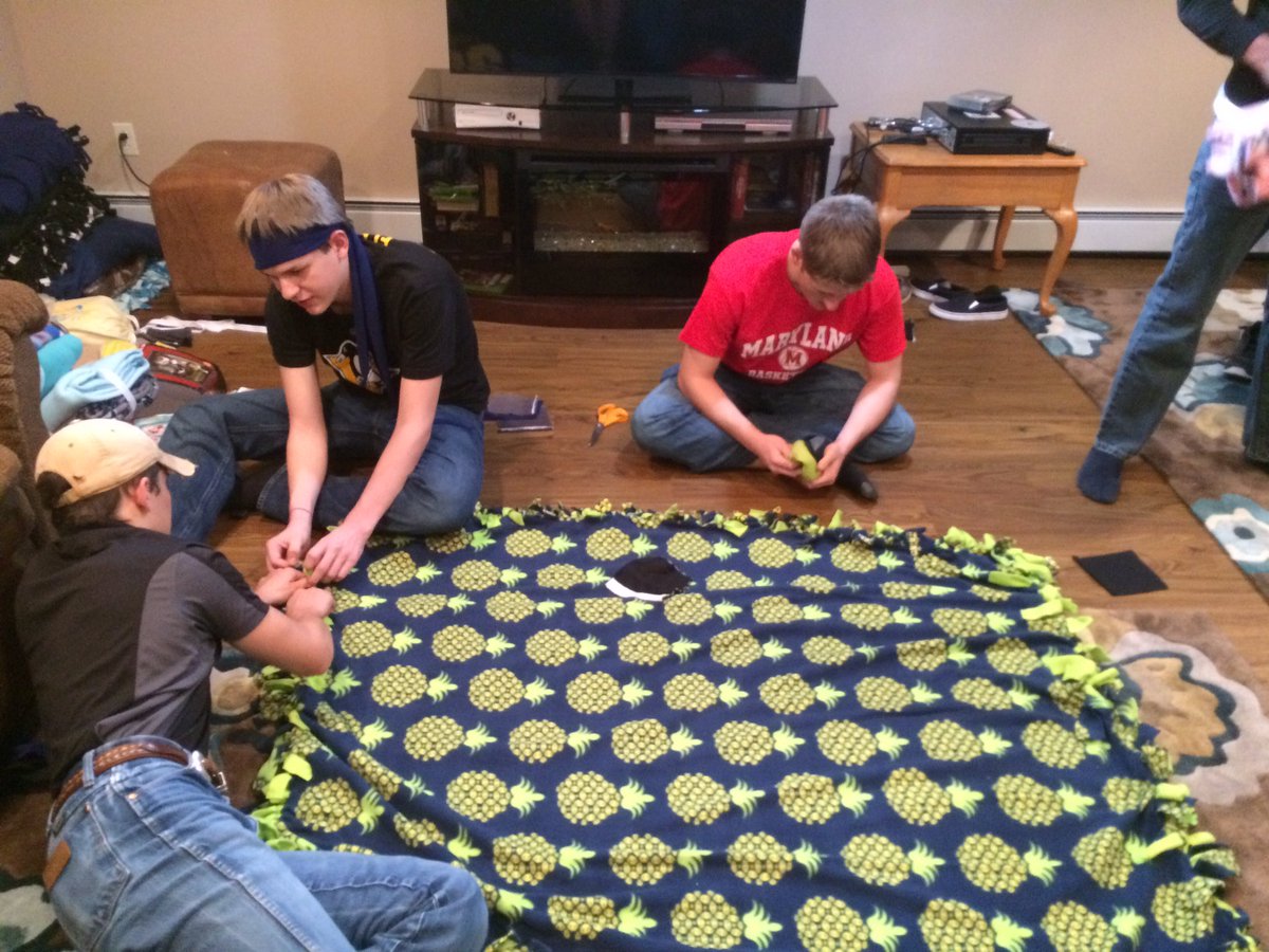 EverettStuco's tweet photo. Having a blast making blankets as a STUCO family!! https://t.co/Iq4M2fyQ5Z