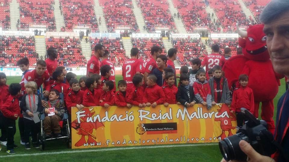 jordanth1's tweet photo. Hoy gracias a Aurora y @FReialMallorca hemos hecho feliz a Miguel d Cala d'Or chico cn parálisis cerebral 4driplejia https://t.co/LpQJEwZUmv
