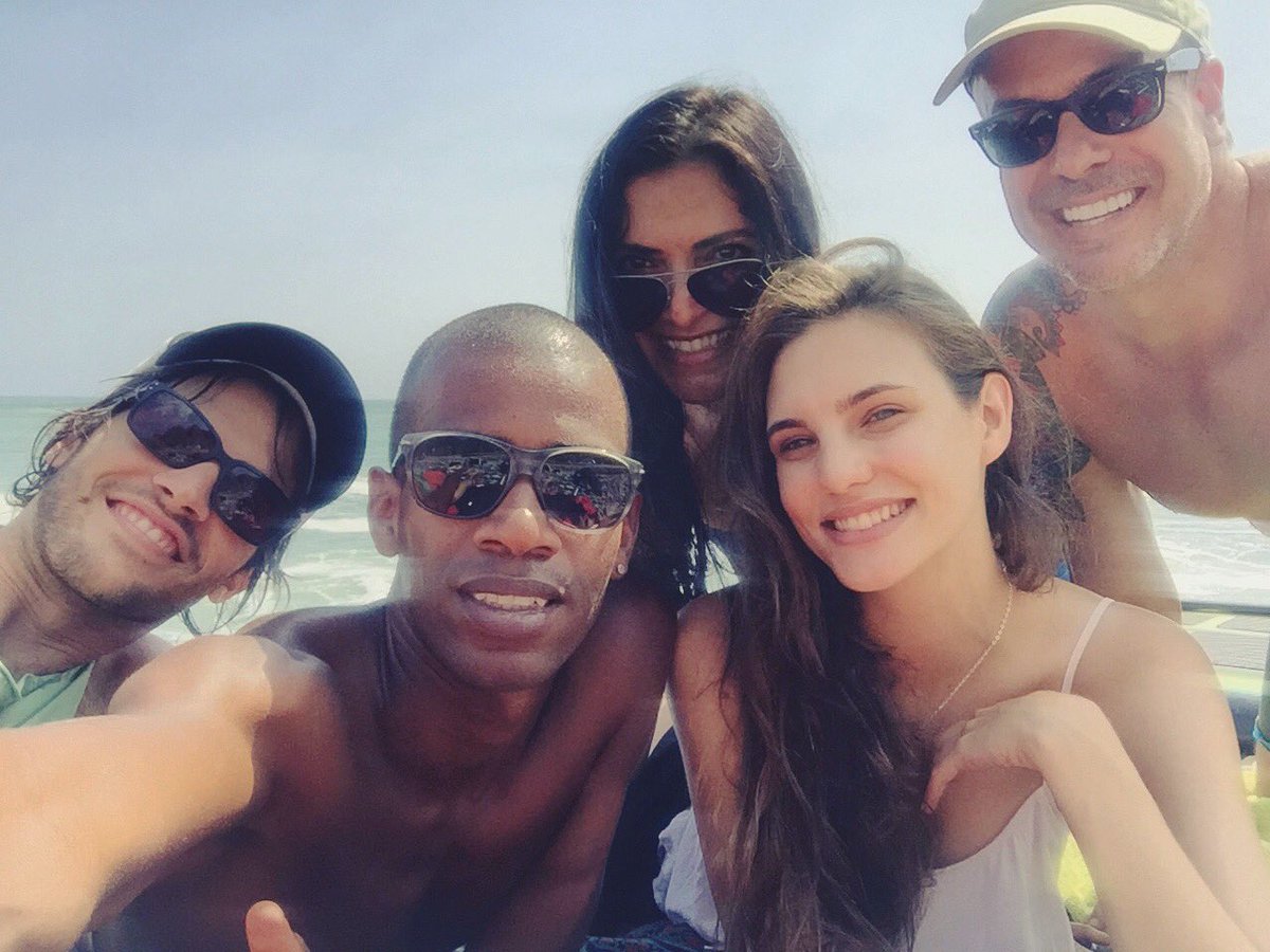 macabeso's tweet photo. La familia que se elige 👩🏻👩🏽🕵👨🏾👳🏻 #LimaMagica https://t.co/7BgLgUspZ3