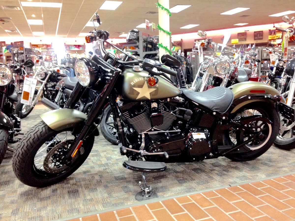 Want. Love the hint of throwback styling to Harley's heritage in making the WLA during World War II.