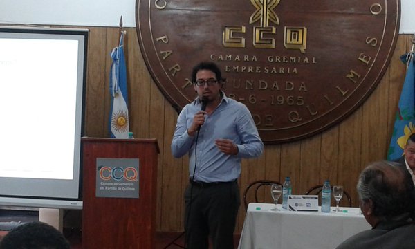 CamPymeAr's tweet photo. En #JornadasDesarrolloComercialQuilmes2016 @Garantizar presentó sus herramientas para #Pymes en @CamComQuilmes https://t.co/kFtqH8ccvB