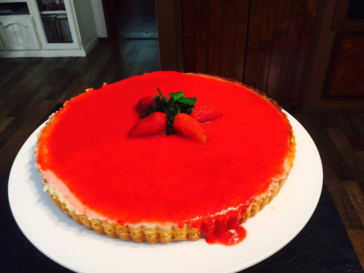 leslielcocinera's tweet photo. @Foodiechats @rivercottage @BejahFood Beautiful in red! Strawberry Cheesecake #Foodiechats #foodporn #bakingchat https://t.co/5JoeOy917r