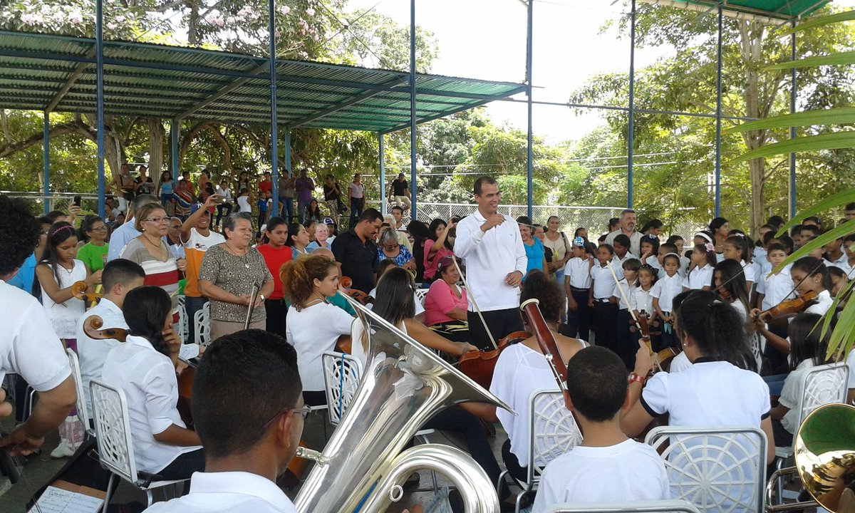 Esta mañana Concierto para comenzar la Semana Mayor después de la Misa de Ramos. CorodeJusepin y Orq De Punceres