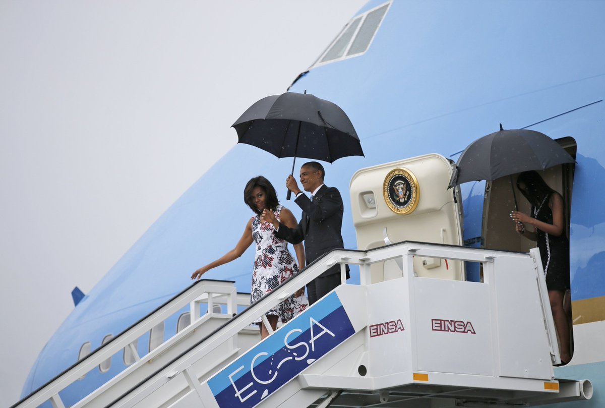 teleSURtv's tweet photo. Reciben al presidente Barack #ObamaEnCuba | https://t.co/9TkDsBn32Y https://t.co/b5T5NJ5sn7