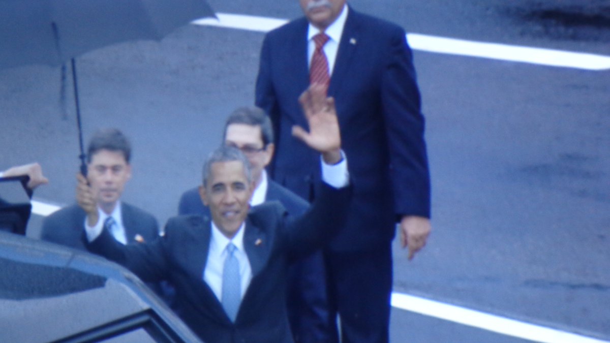 CubaMINREX's tweet photo. Canciller de Cuba recibió en el Aeropuerto Internacional "José Martí" al Presidente de #EEUU #BarackObama. #Cuba https://t.co/oiwXwfMma4