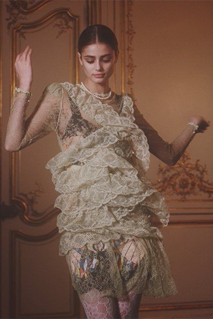 nicolasvillar12's tweet photo. Taylor Hill >> @Givenchy #FallReport https://t.co/FbuZt96IWu