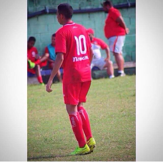 Leeandro_99's tweet photo. "A vida me deu 2 pernas para jogar bola, não para correr atrás de uma mulher que não se importa comigo" https://t.co/wowotpHb4g