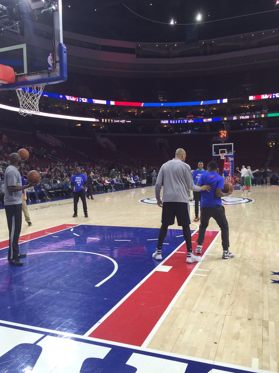 SIXERSSTRONG's tweet photo. Members of the Boys &amp; Girls Club Philadelphia get some tips from the pros during warmups at the game tonight https://t.co/45Wpn7ybbS