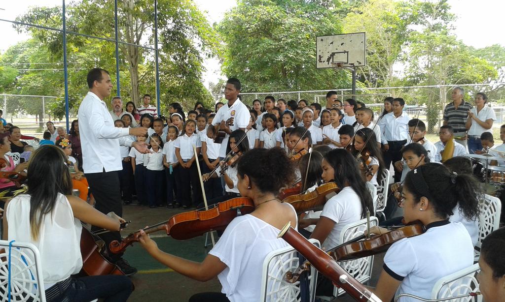 Coro infantil de Jusepin y Orquesta Sinfónica De Punceres 20/04/16 Cancha Central de Jusepín #elsistema <a href="/elsistema/">El Sistema</a>
