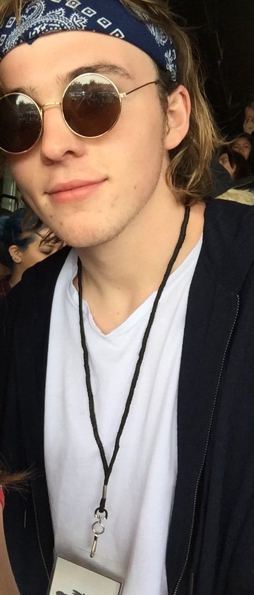R5_Relatable's tweet photo. TELL ME WHY RYLAND ALWAYS LOOKS LIKE HES HIGH OR HES ABOUT TO FCUK SOME $HIT UP??!! https://t.co/D2iOOaxwbB