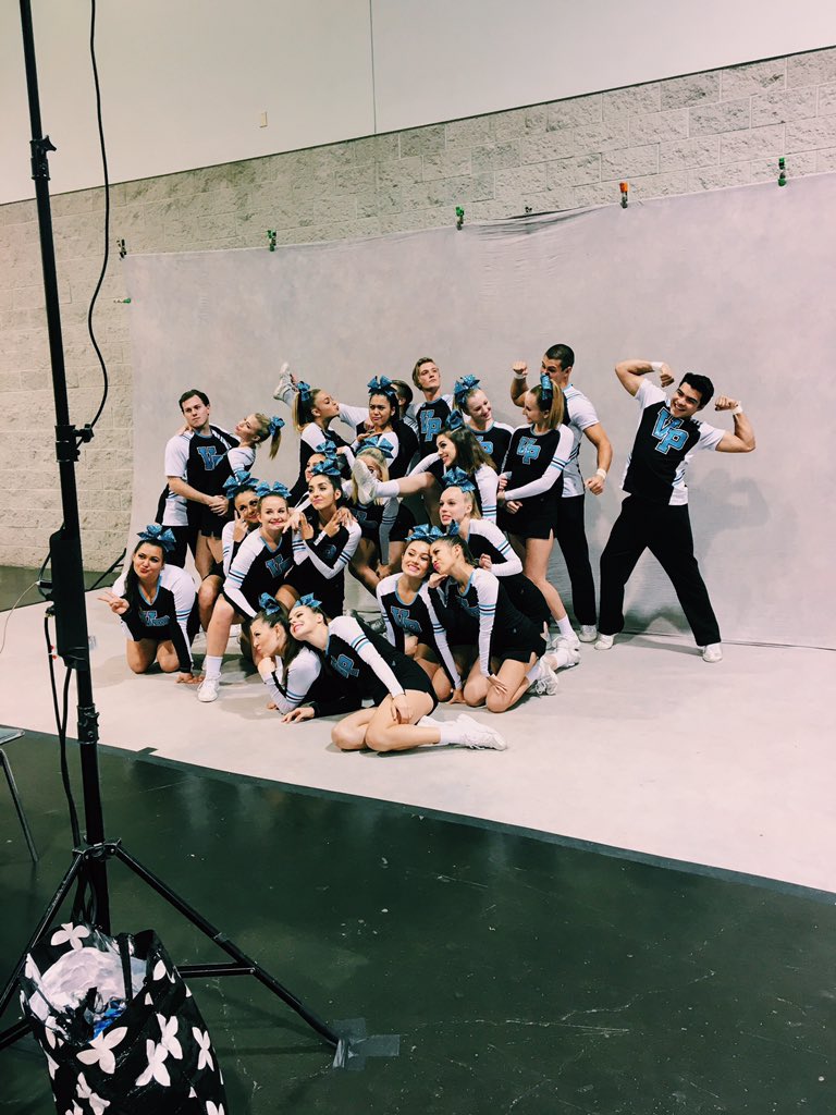 taylorshaynee's tweet photo. I love my dysfunctional family 💙🎀 https://t.co/uxEKFt54gD