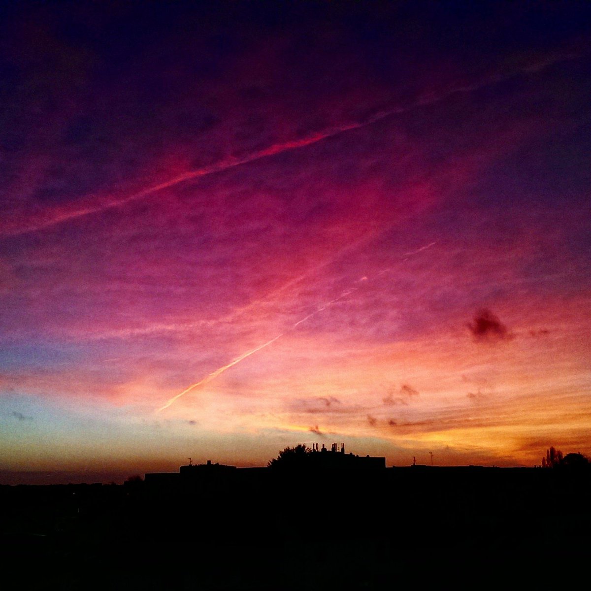 Peaceful times are gonna come back..#printemps #tournerlapage#herecomesthesun