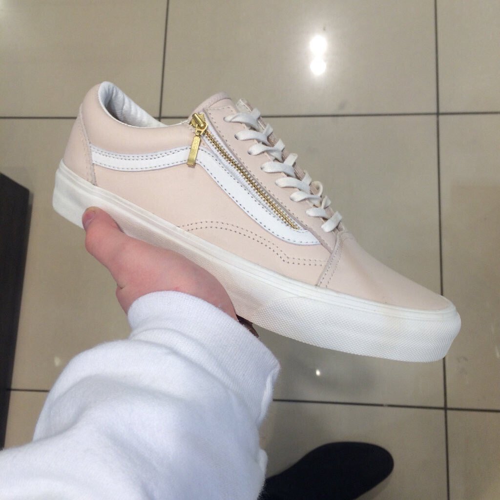 CuteeCIothes's tweet photo. Light Pink Old School "Zip" Vans 🤔 https://t.co/3w0QVSMuQ1
