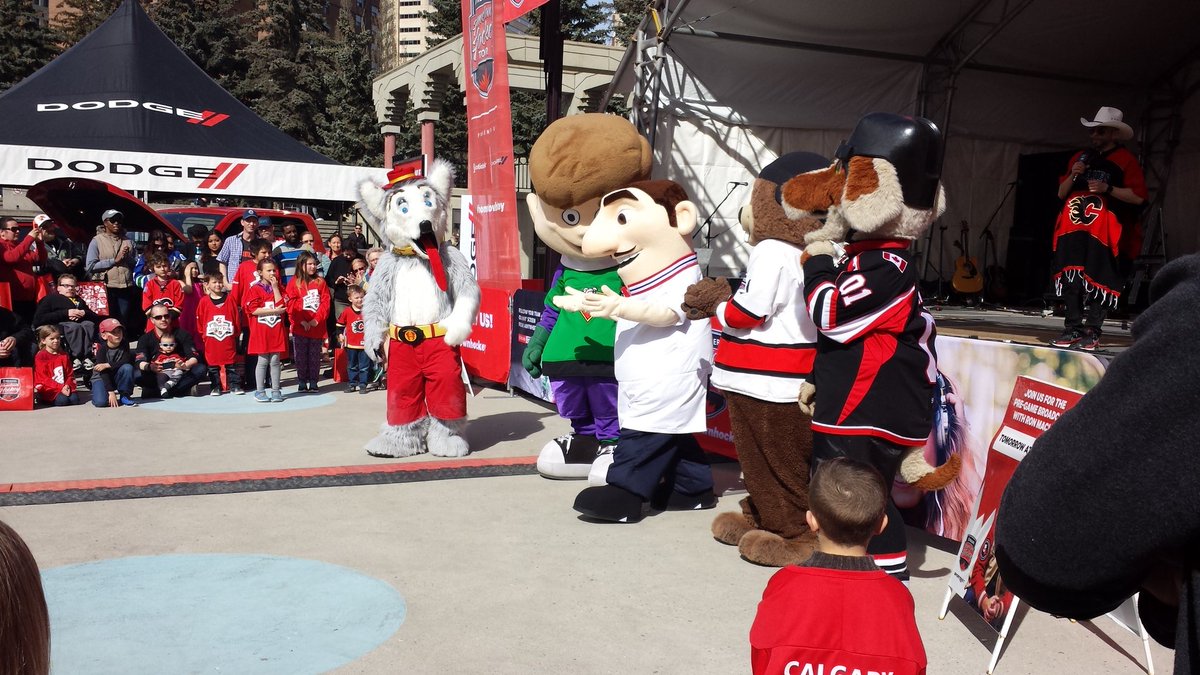 JoboYYC's tweet photo. @hometownhockey_ #the5thseason #mascotdanceoff https://t.co/d4aDrTKEgC