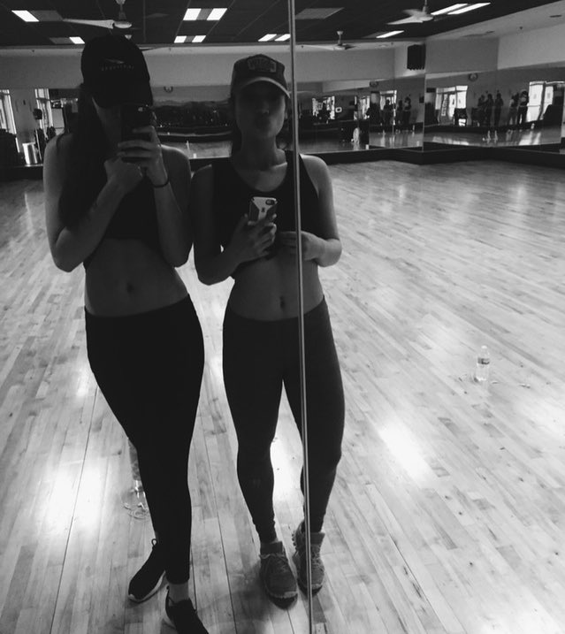 RusuErin's tweet photo. Girls who workout 😍 https://t.co/wpL9wckpDo