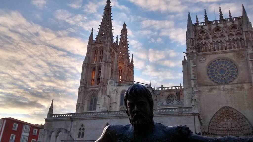 Esta tarde Burgos 
#burgos #catedraldeburgos #catedral #peregrino #estatua #sinfiltros #fotografia by elimakeup3