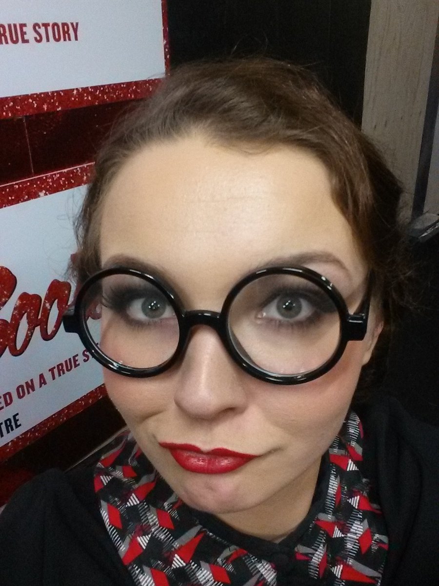 AmyPullen1994's tweet photo. Loving life 💋👓 #48hourchallenge #thourghlymodernmillie #forgetabouttheboy https://t.co/xQAs4QPmaa