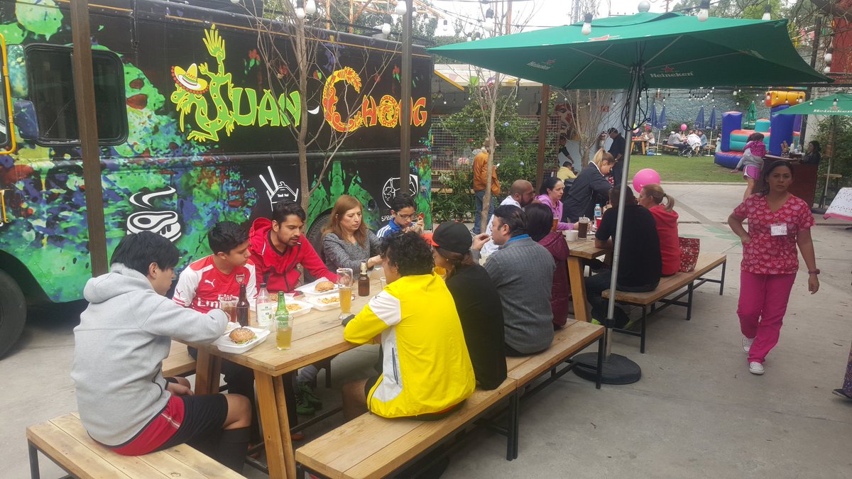 A foodtruckers y staff de Úrsula nos encanta lo que hacemos, por eso estamos alegres y servirte nos hace Grandes!