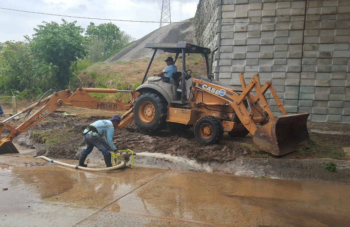 IDAANinforma's tweet photo. Continúan trabajos de reparación de línea de 30" en Club de Golf. https://t.co/sN1srrZ67g