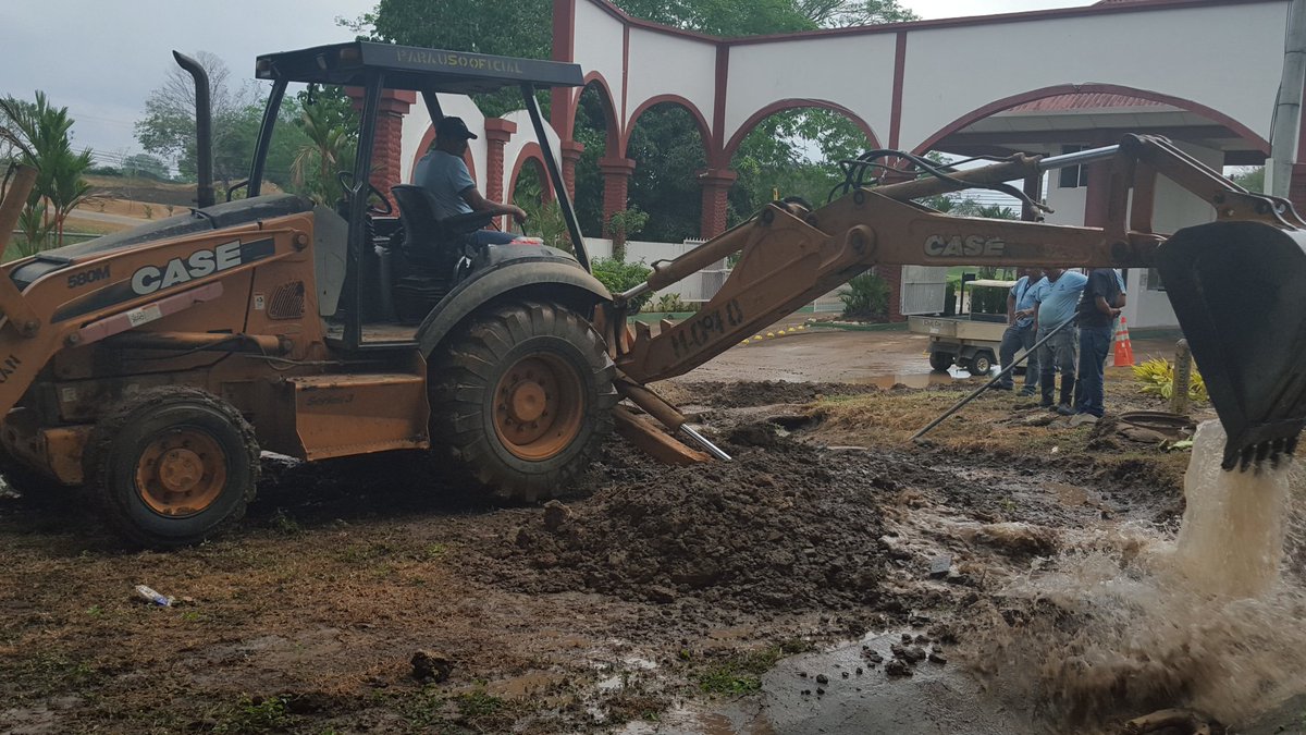 IDAANinforma's tweet photo. Continúan trabajos de reparación de línea de 30" en Club de Golf. https://t.co/sN1srrZ67g