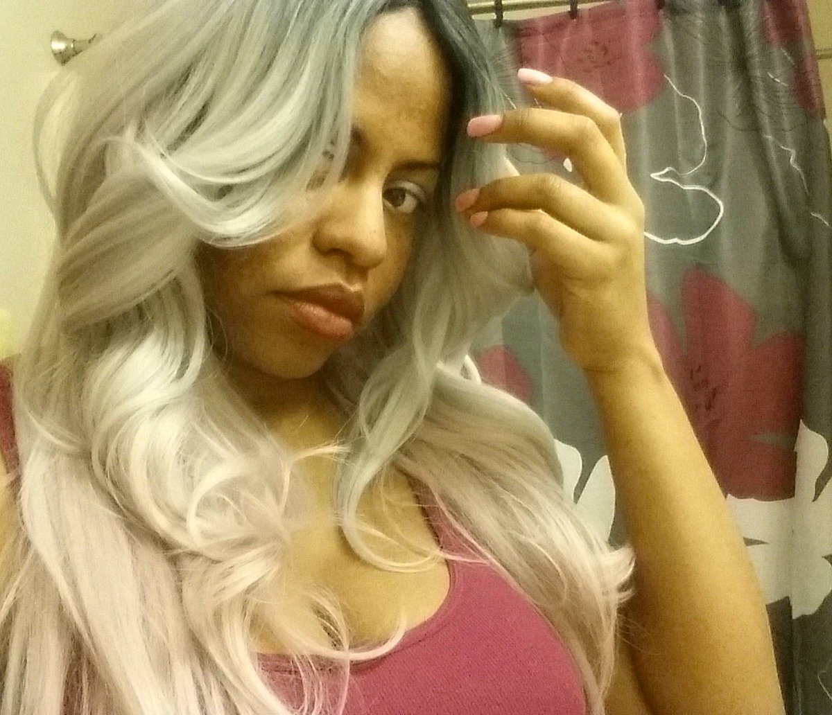 Itsvenomiss's tweet photo. Trying out ice grey × pink highlights today #hairexperiments https://t.co/uvIpqA7byg