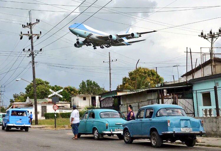 BostonStrong_34's tweet photo. Amazing picture of the Air Force 1 arriving in Cuba. 
Via; Carlos Ocariz https://t.co/Pes5QN1uZ7