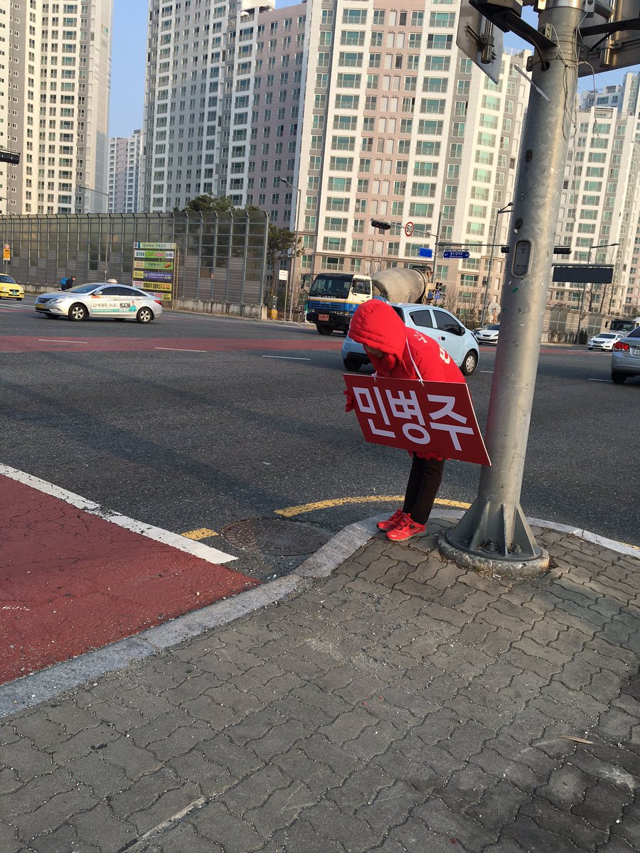 [대전 유성갑 민병주 국회의원 예비후보] 출근길 아침인사를 하고 있습니다.