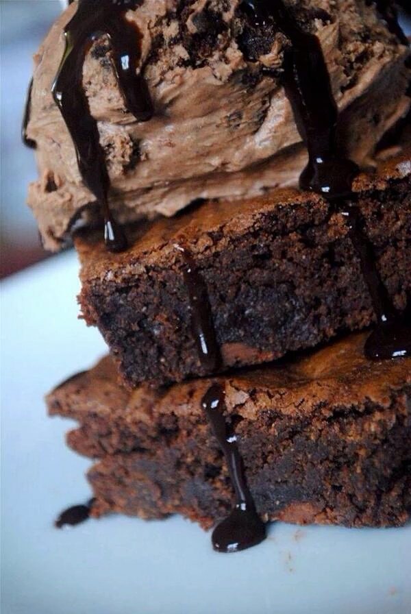 CluckinBell_'s tweet image. Why not try the all new Brownie Stacker for just $2.50?