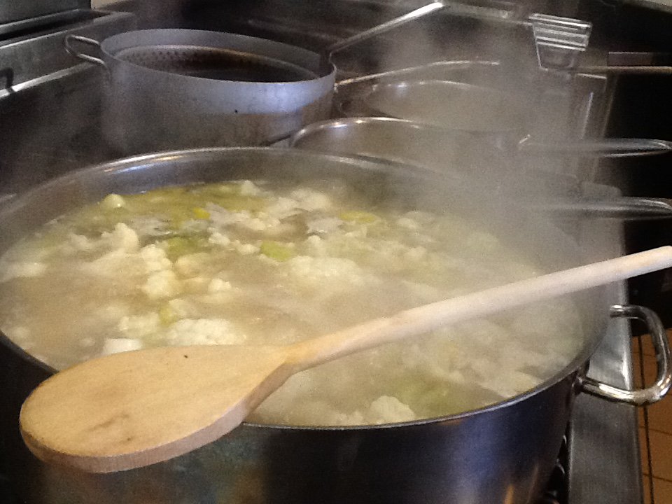 KitsDaily's tweet image. cauli soup - three hour simmer #covewine