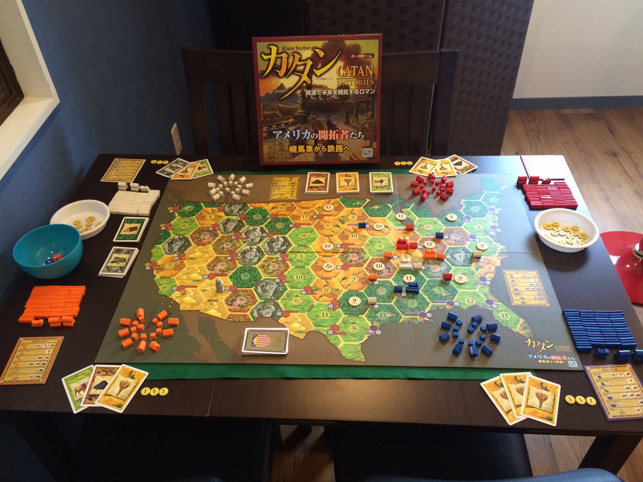 サイコロブクロ 池袋ボドゲ サイコロブクロ 本日は祝日のため営業しております オススメボードゲームは 本日イベントで遊べる カタン アメリカの開拓者たち です 通常のカタンに金貨や列車での物資の輸送といったルールが加わり 3 4人90分程で遊べる