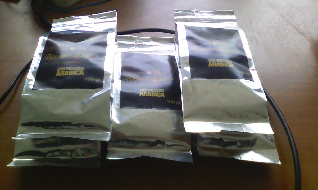 RoyalBeanCoffe's tweet photo. Royal bean coffe sedia green bean dan kopi rosted gunung tilu !!! Per kg 300rbu rosted, per kg 250 to green bean. https://t.co/svJLTihoXI