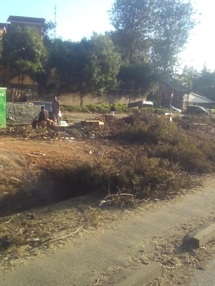 RapandoLawrence's tweet photo. Ngong road no green again but sun scotch. Replace the greenkenya city.@UNEP @kunec250 @ceackenya @KIUESA https://t.co/5iJW4a8JOK