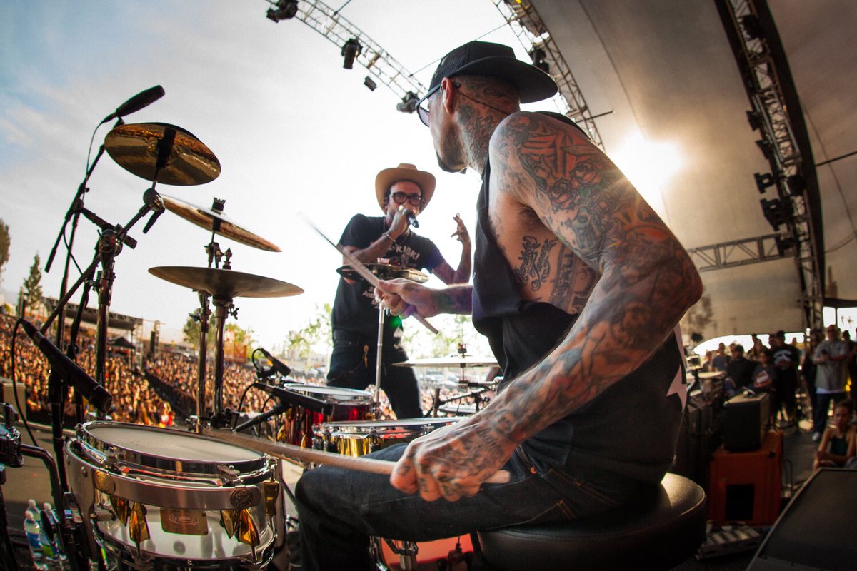 fogagain's tweet photo. @yelawolf and @travisbarker from @selfhelpfest yesterday in #SanBernardino.
#FamousXSlumerican #SelfHelpFest https://t.co/TLUMZ56Ttz