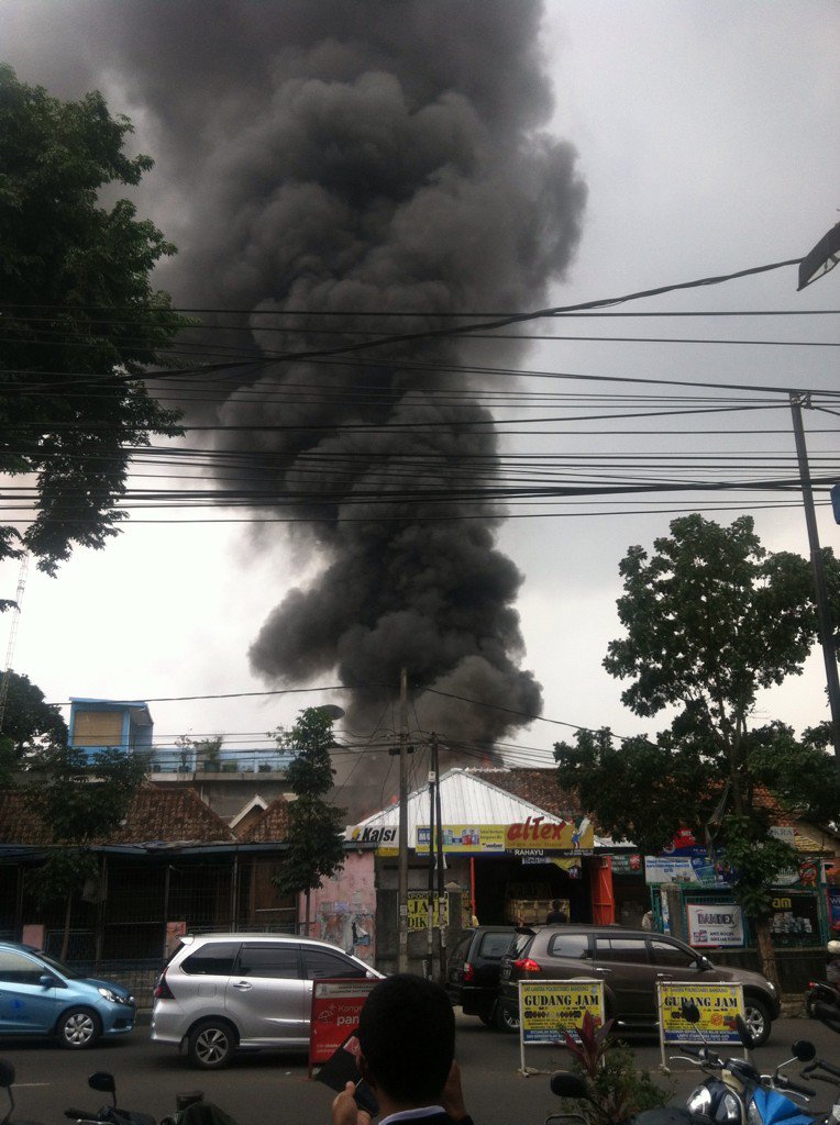 widarsjyntngrh's tweet photo. Kebakaran toko bangunan rahayu depan ariyanti pa besar @ridwankamil https://t.co/Te8B0farDy