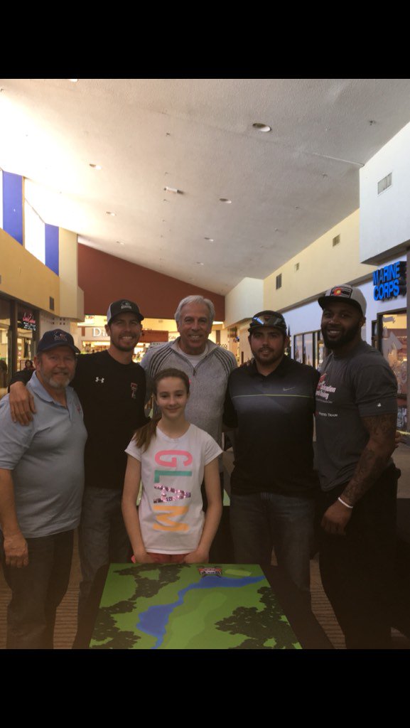 FingerGolfGame's tweet photo. Who doesn't love when a pro #football player, #baseball coach, cable co. emp + female student can win?! #fingergolf https://t.co/r2FzQ4SfEE