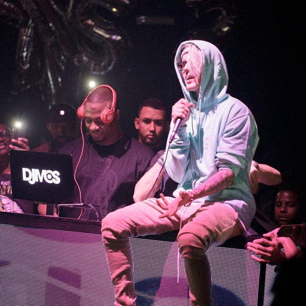 Justin77Bieber6's tweet photo. Justin Bieber na boate 1OAK, em Los Angeles, Califórnia - 20 de Março. https://t.co/CarRCJ0XL5